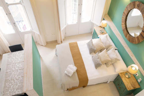 Bright studio apartment with balcony and shared rooftop in central Malaga