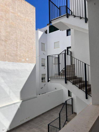 Cool double bedroom in Bailén-Miraflores