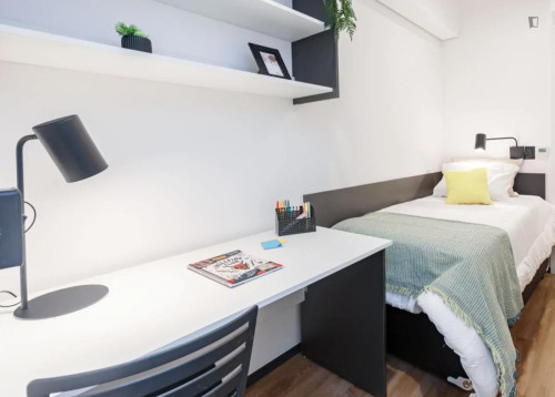 Snug single bedroom near Universidade Federal do Rio Grande do Sul - Gallery - 6