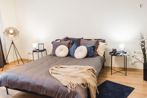 Bright double bedroom in Central District