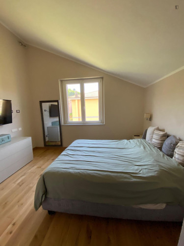 Welcoming double ensuite bedroom near the Vezzano Ligure train station