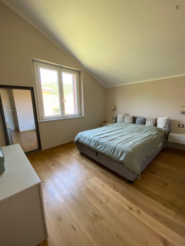 Welcoming double ensuite bedroom near the Vezzano Ligure train station
