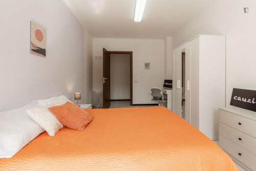 Inviting single ensuite bedroom in Sassari