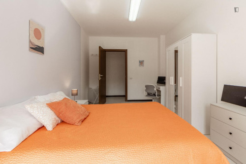 Inviting single ensuite bedroom in Sassari