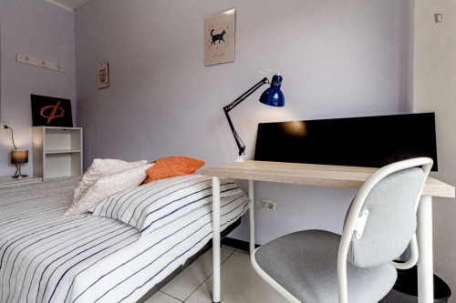 Inviting single ensuite bedroom in Sassari