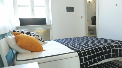 Lovely single ensuite bedroom in Marconi