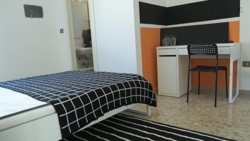 Lovely single ensuite bedroom in Marconi