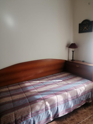 Single bedroom in 4-bedroom house - Gallery - 2