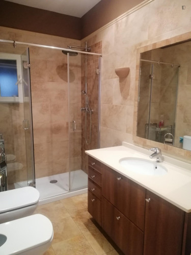 Single bedroom in 4-bedroom house - Gallery - 10
