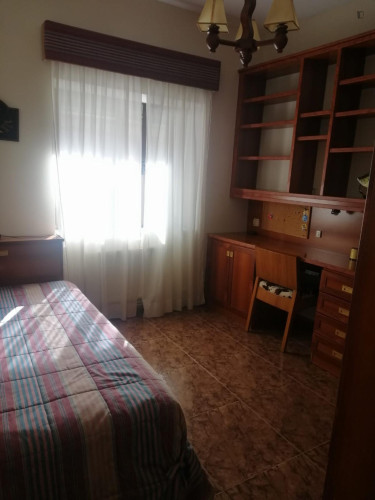 Single bedroom in 4-bedroom house