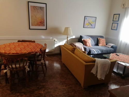 Single bedroom in 4-bedroom house - Gallery - 5