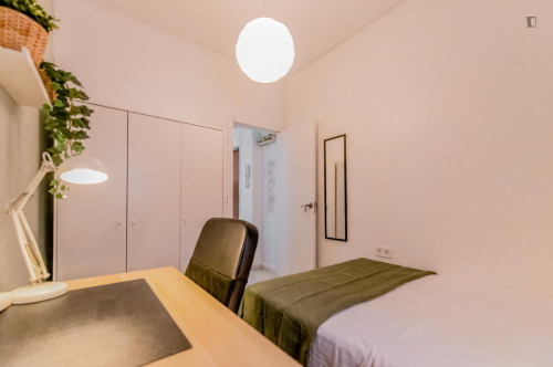 Appealing single bedroom in a property with balcony - Gallery - 2