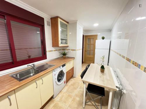 Single bedroom in 5-bedroom apartment - Gallery - 12