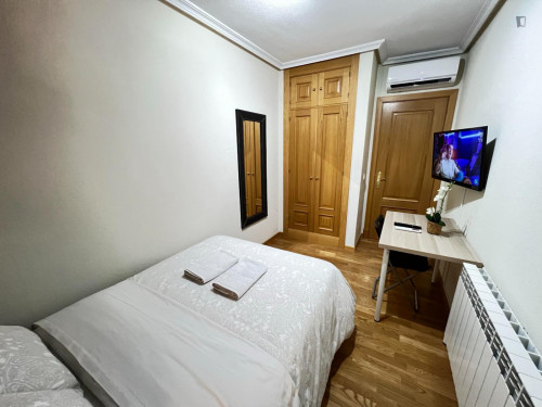 Single bedroom in 5-bedroom apartment
