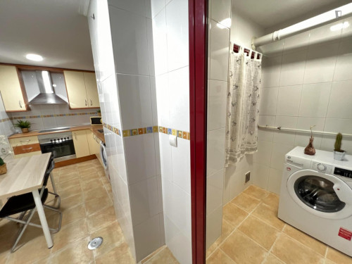 Single bedroom in 5-bedroom apartment - Gallery - 9