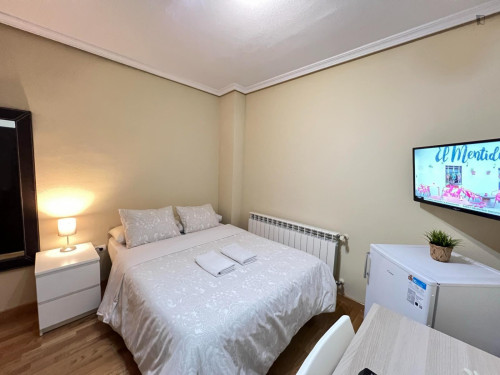 Single bedroom in 5-bedroom apartment