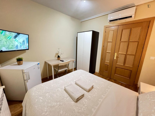 Single bedroom in 5-bedroom apartment