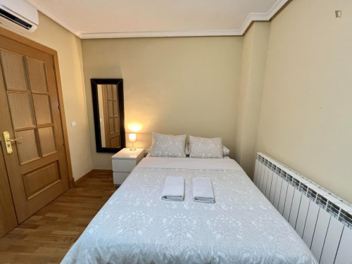 Single bedroom in 5-bedroom apartment