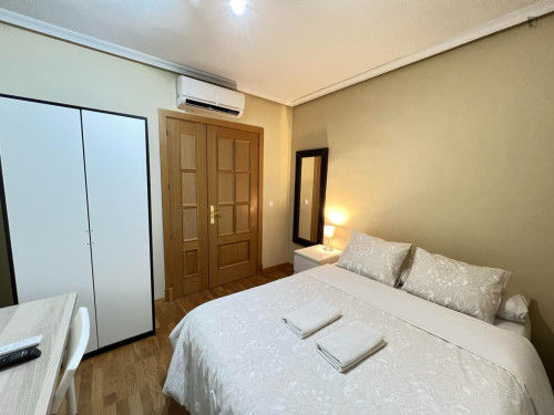 Single bedroom in 5-bedroom apartment