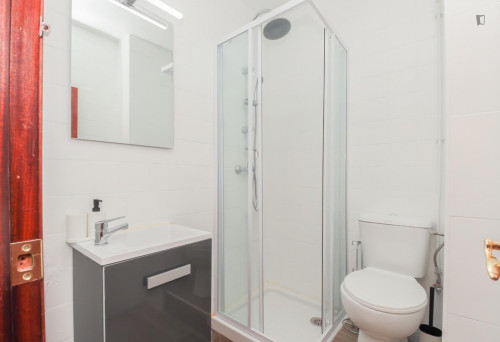 Appealing single bedroom in a property with balcony - Gallery - 19