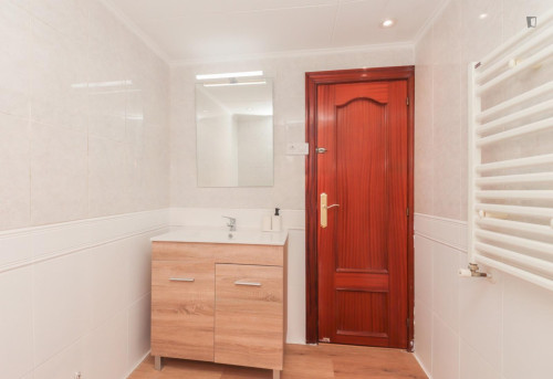 Appealing single bedroom in a property with balcony - Gallery - 22