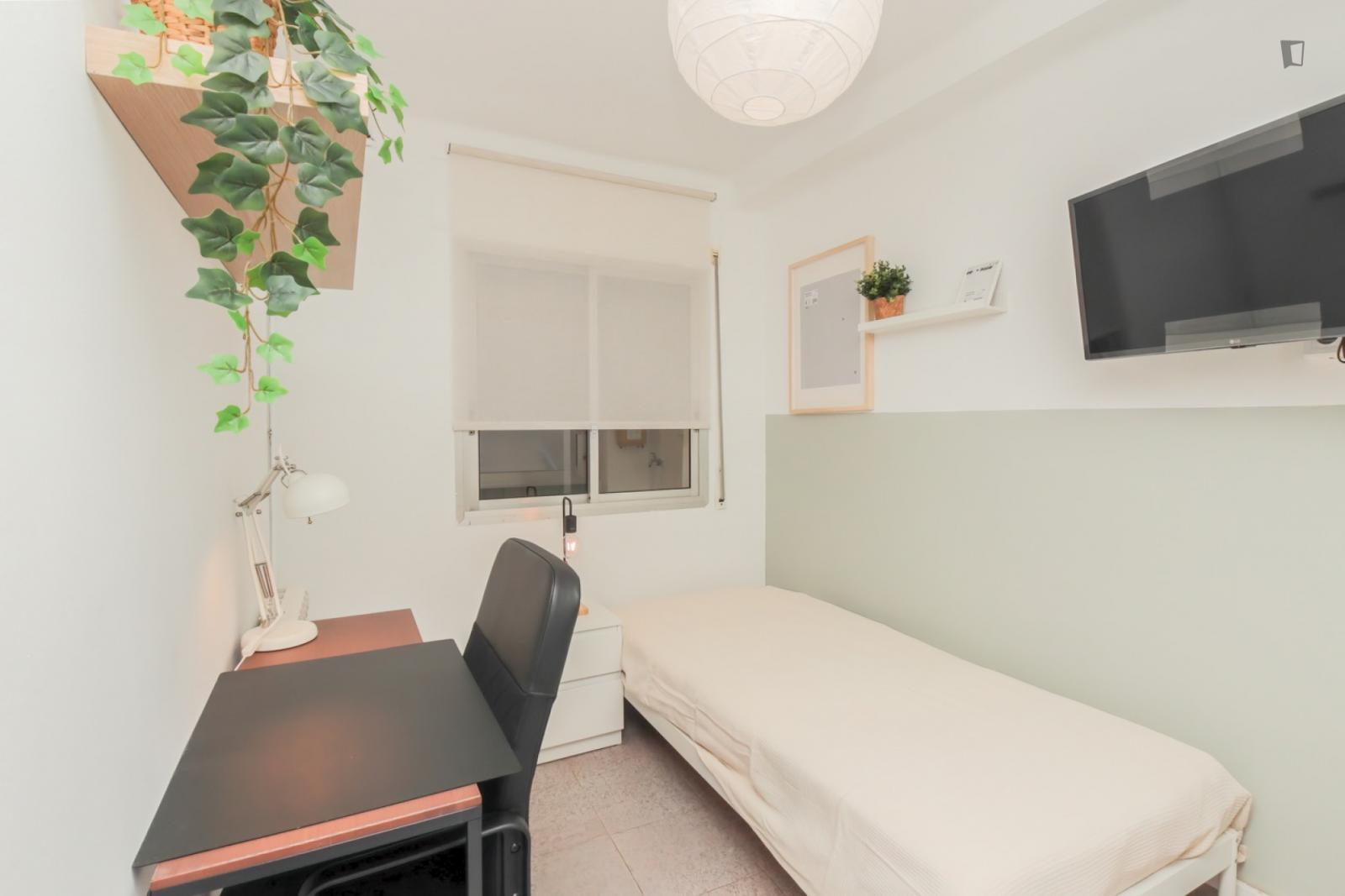  Appealing Single Bedroom In A Property With Balcony  -  Appealing single bedroom in a property with balcony  - Gallery -  1