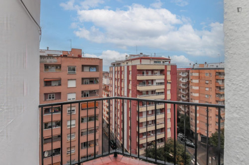 Great looking single bedroom with balcony