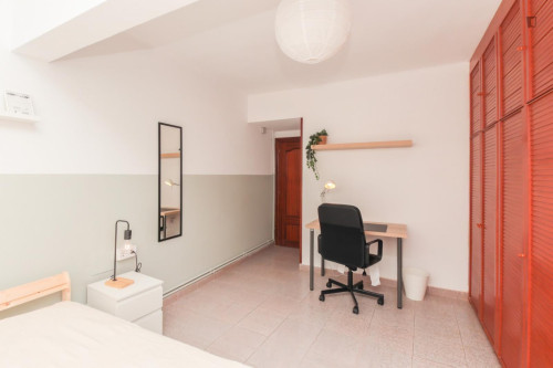 Attractive single bedroom in a property with balcony