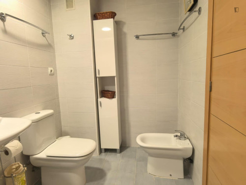 Double bedroom in 4-bedroom apartment