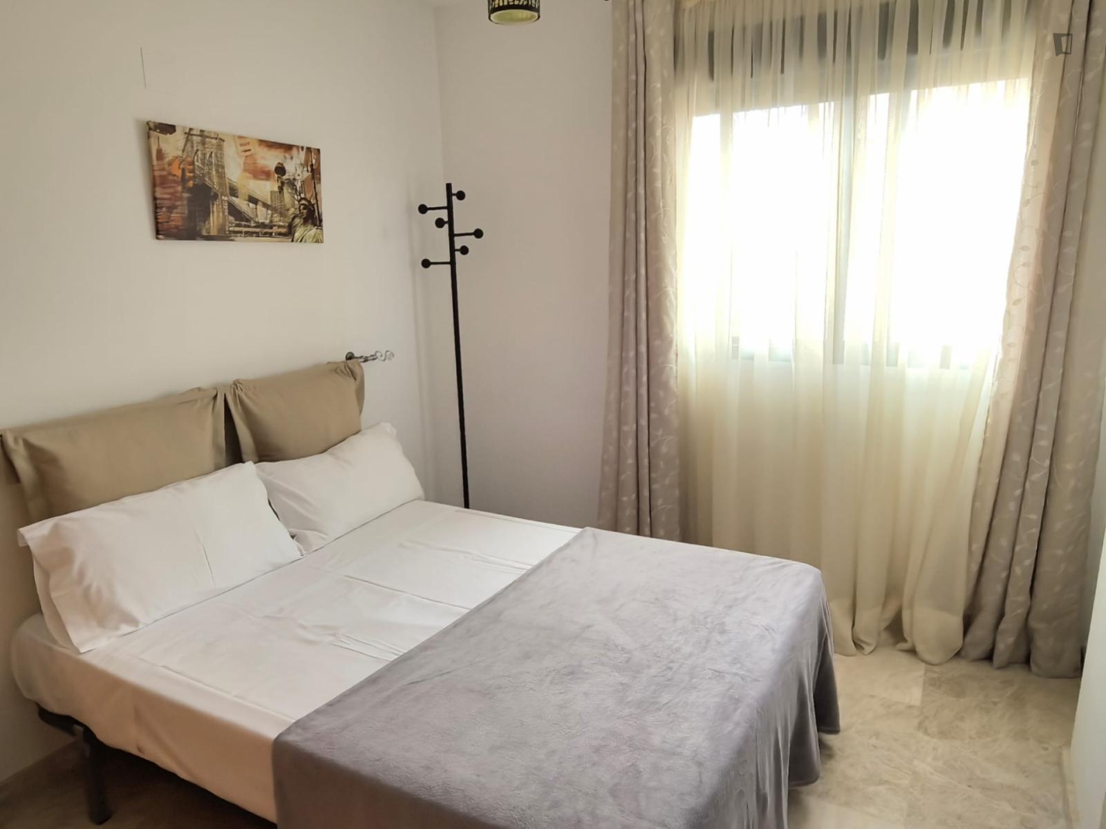 Snug Double Bedroom In Garbinet - 1