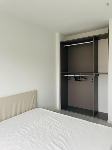Sunny bedroom near the city center - Gallery - 2