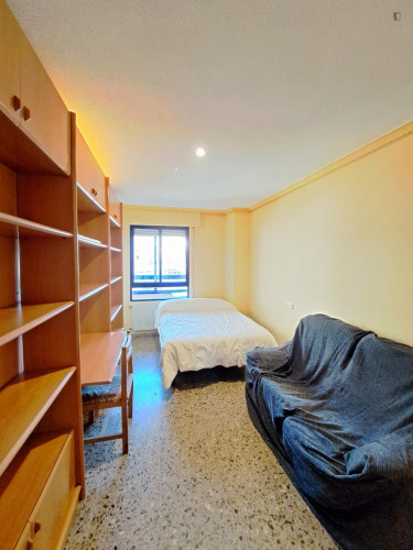 Bright single bedroom in Albacete next to downtown