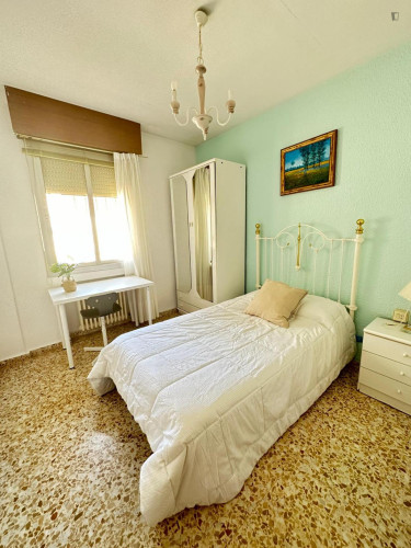 Bright single bedroom in a 5 bedroom near to Hospital Universitario