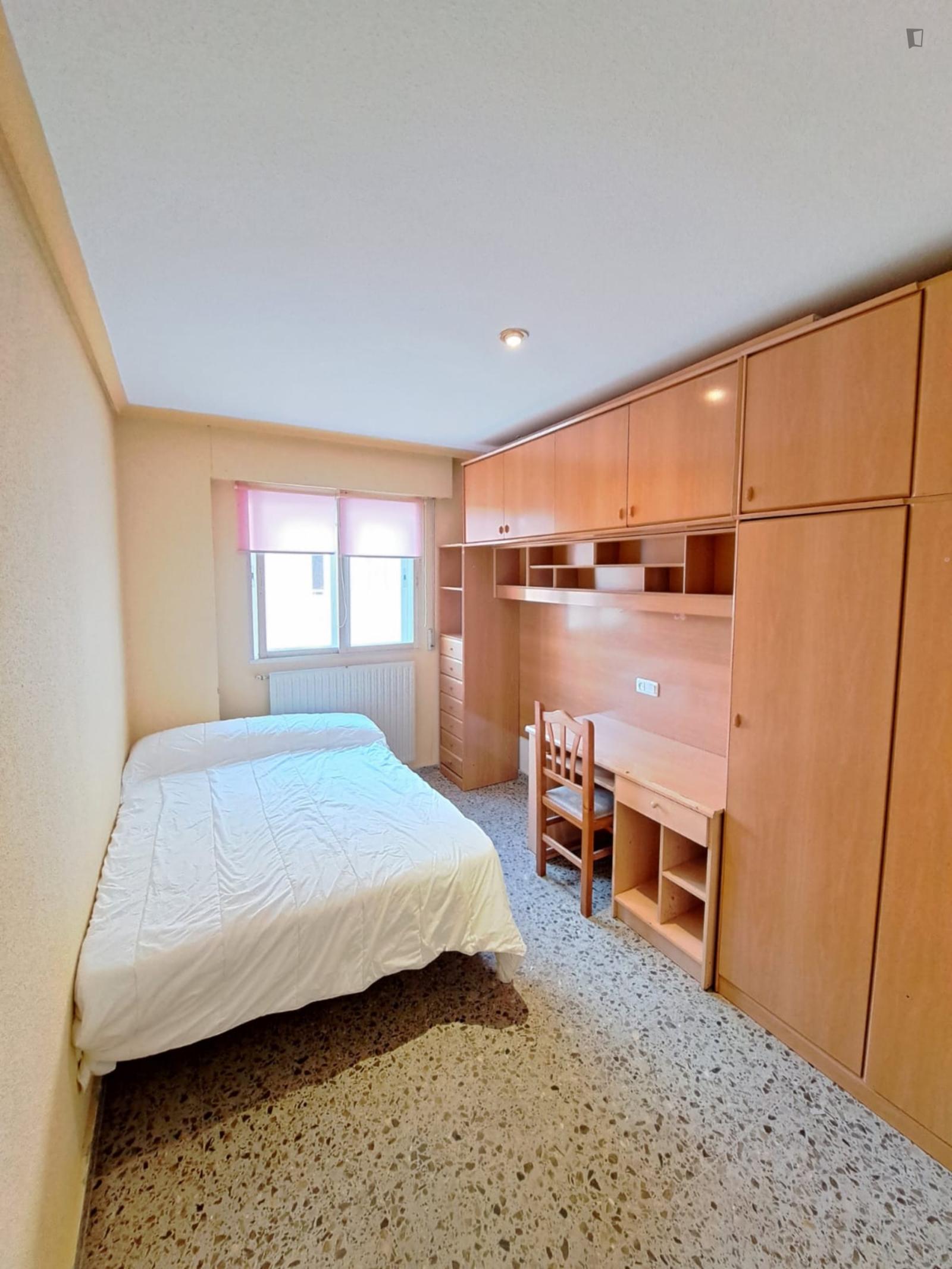  Homely Double Bedroom In Albacete Close To Parque Abelardo Sanchez  -  Homely double bedroom in Albacete close to Parque Abelardo Sanchez  - Gallery -  1
