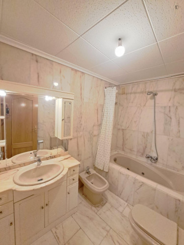 Welcoming double ensuite bedroom, near Parque Lineal