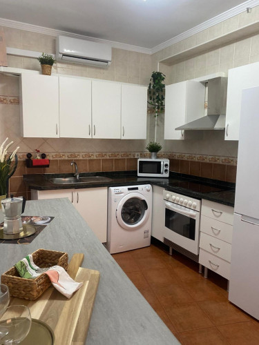 Double bedroom in 4 bedroom apartment
