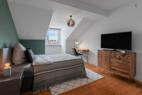 Modern double bedroom in Ludwigsvorstadt-Isarvorstadt