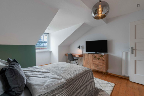 Modern double bedroom in Ludwigsvorstadt-Isarvorstadt