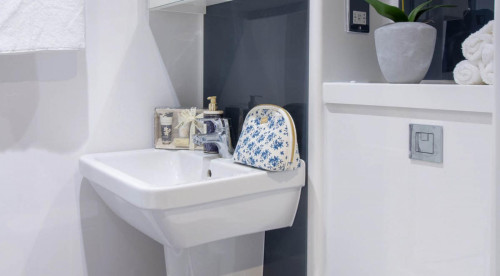 Cosy double ensuite bedroom in a 2-bedroom flat, close to Coventry University