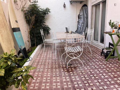 Irresistible 1 Bedroom Apartment with a Backyard close to Beach Dafundo