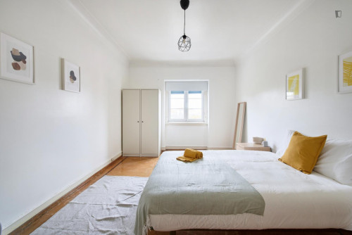 Large double bedroom in Penha de França