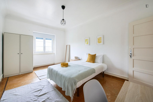 Large double bedroom in Penha de França