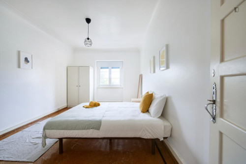Large double bedroom in Penha de França