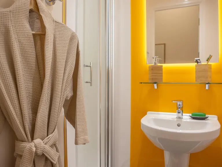  Standard Ensuite  -  St. Crispin's House  - Gallery -  9
