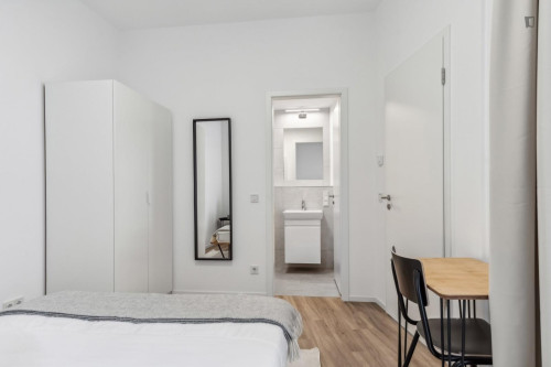Cosy double bedroom in modern shared flat near Leipzig's main train station