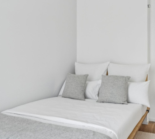 Comfortable double bedroom in a modern apartment complex in the well-connected Zentrum-Nord area
