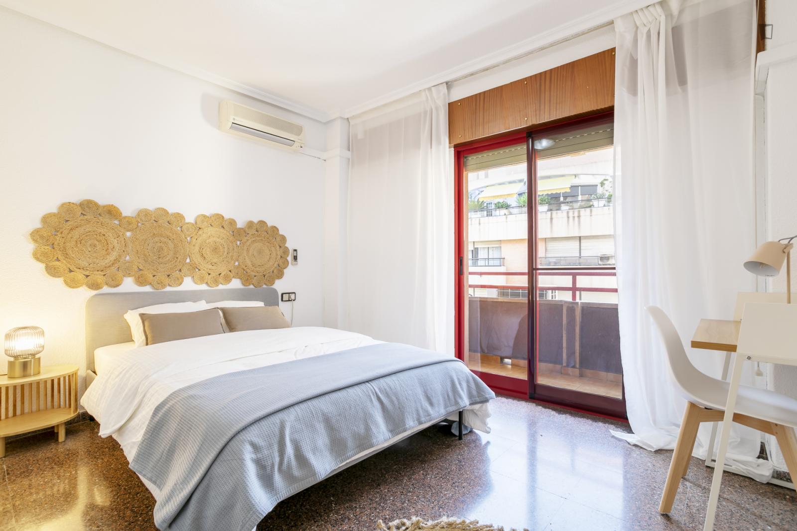Bedroom For Rent In San Vicente 40, Alicante - 1