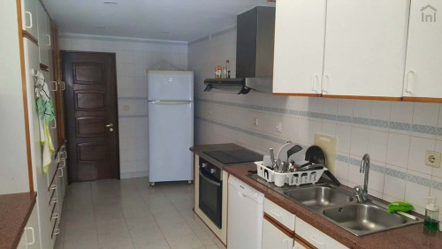 Room in a 6-bedroom apartment in Rua de Francisco Sanches, Porto