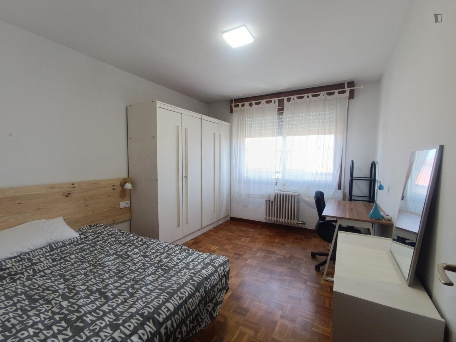 Inviting Single Bedroom In Iturrama - 1