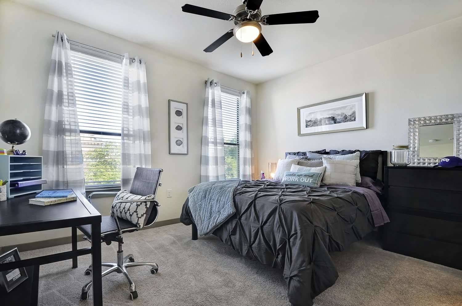 2 Bedrooms - University House TCU - Gallery - 1